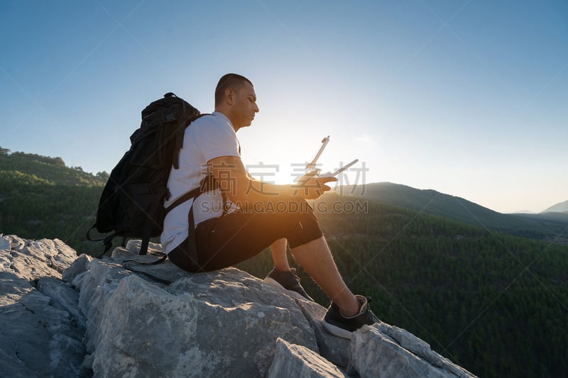 无人机,山,徒步旅行,高处,未来,休闲活动,旅行者,夏天,30岁到34岁,仅男人