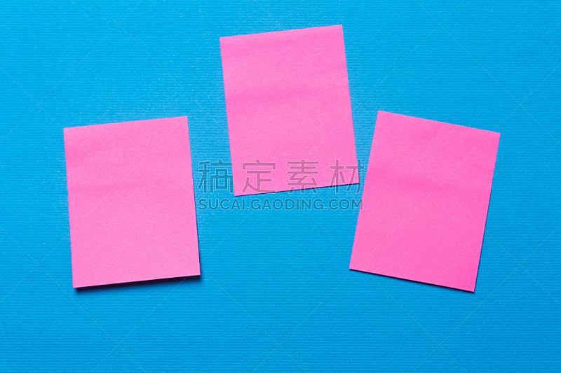 标签,空的,笔记本,粉色,蓝色背景,三个物体,办公室,水平画幅,消息,无人