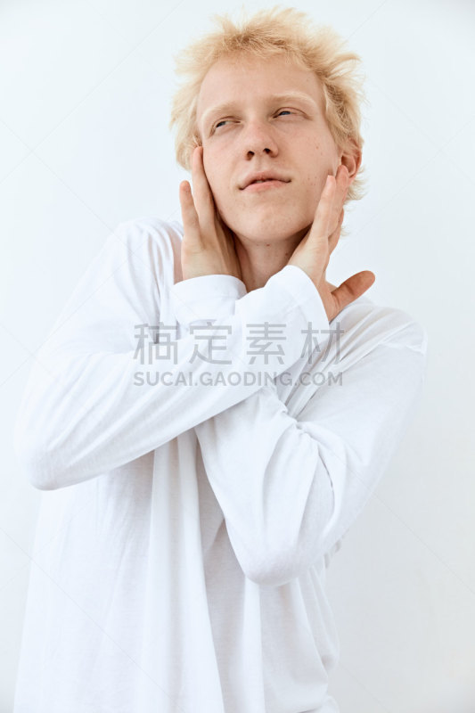 金色头发,青年人,男人,白化病者,时尚,注视镜头,时装模特,做手势,白色背景