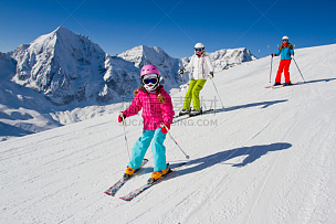 雪,滑雪坡,滑雪运动,年轻双亲,天空,青少年,休闲活动,水平画幅,单身母亲,户外