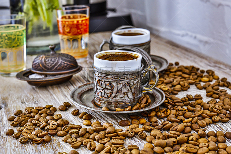 土耳其清咖啡,两个物体,土耳其软糖,水,烤咖啡豆,桌子,水平画幅,木制,无人,热饮