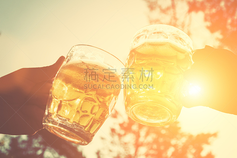 友谊,快乐时光,酒馆,啤酒,含酒精饮料,饮料,天空,水平画幅,伴侣,户外
