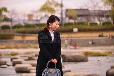 京都府,日本人,鸭川,女人,下班后,30到39岁,水平画幅,套装,户外,青年人