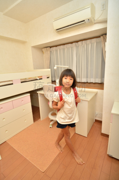 女孩,书房,垂直画幅,青少年,短袖,家庭生活,仅一个少女,未成年学生,家具,日本人