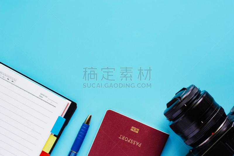 相机,笔记本,水笔,做计划,蓝色背景,概念,周末活动,旅途,空的