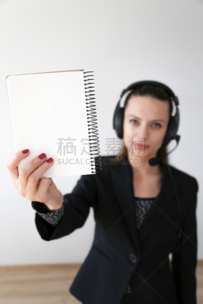 呼叫中心,自然美,室内,青年女人,耳麦,垂直画幅,留白,顾客,销售职位,房地产经纪人