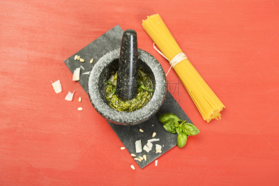 研磨器,意大利细面条,清新,香蒜酱,红辣椒,热那亚人,红色背景,罗勒酱,食物的样式,水平画幅