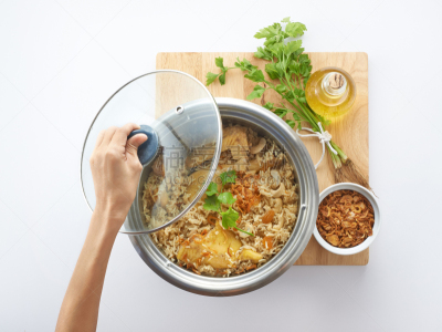 烹调食品,水平画幅,手,膳食,葡萄干,锅,坚果,芫荽叶,涂油烤肉