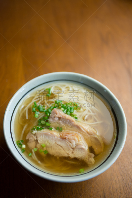 亚洲全麦面,日本食品,面汤,青葱刷,乌冬面,俱乐部食品,垂直画幅,选择对焦,膳食,特写