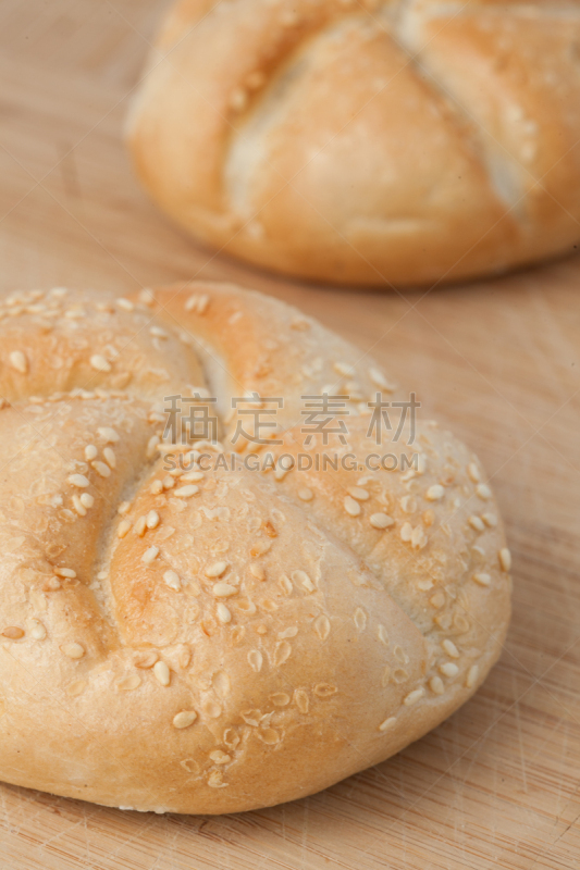 折角小面包,垂直画幅,留白,桌子,无人,木制,白色背景,面包店,小吃,影棚拍摄