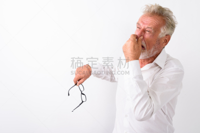络腮胡子,眼镜,白色背景,影棚拍摄,老年人,男人,人的鼻子,拿着,厌恶,覆盖