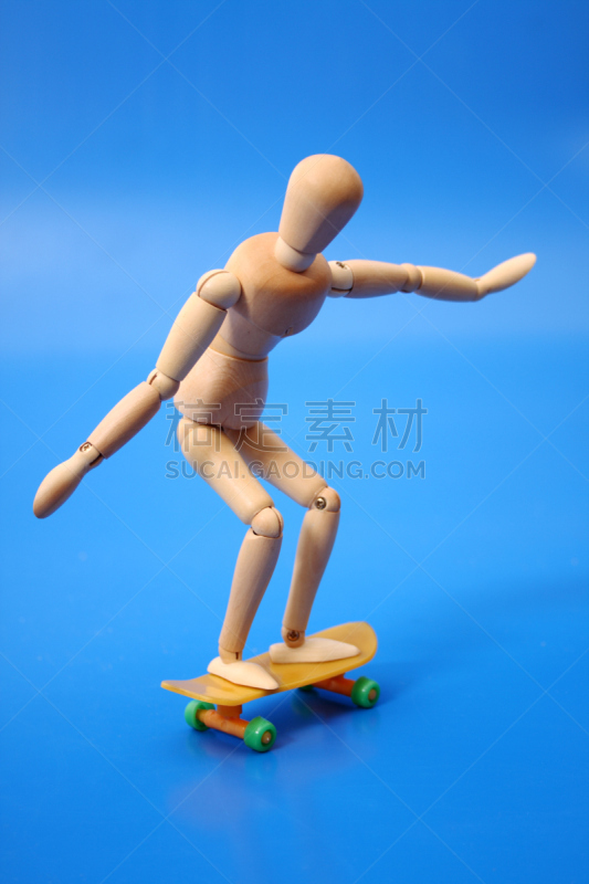 人造模特,垂直画幅,注视镜头,塑胶,仅成年人,滑板,彩色背景,运动,彩色图片,喜剧演员