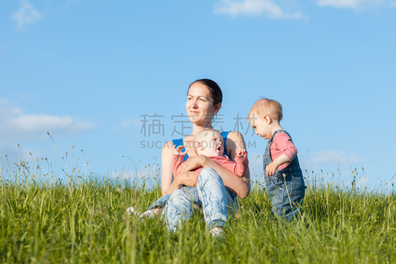 母亲,两个孩子的家庭,注视镜头,仅女婴,仅婴儿,天空,少量人群,夏天,草,仅成年人