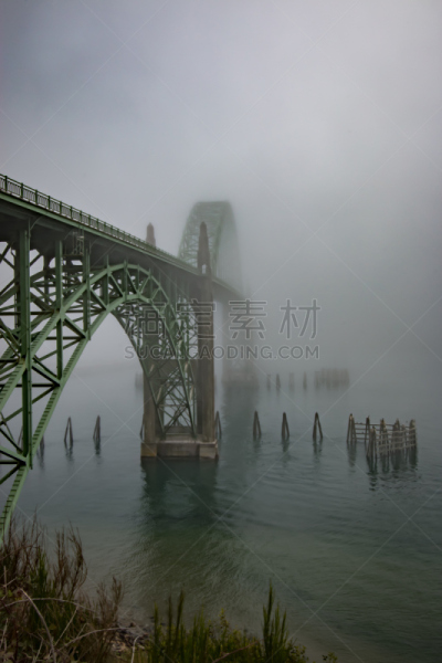 奥勒冈海滨,雅吉纳主大桥,河流,雾,纽波特,101号公路,垂直画幅,俄勒冈州,俄勒冈郡,建筑