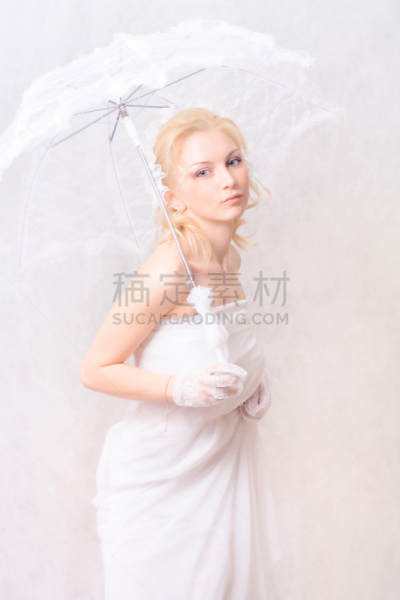 白色,遮阳伞,镂空花边,垂直画幅,注视镜头,人群,白人,仅成年人,看,彩色图片
