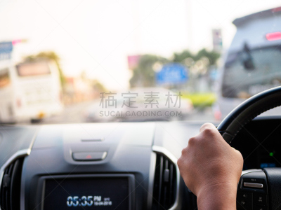 路,手,拿着,男人,背景聚焦,概念,方向盘,扫雪车,运动模糊,驾车