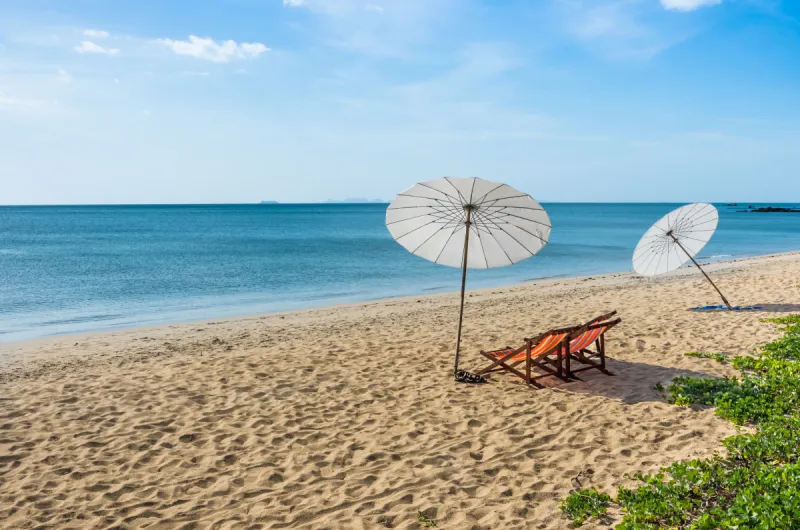 沙滩椅 海滩 遮阳伞 正面视角 水 度假胜地 水平画幅 沙子 无人 椅子图片素材下载 稿定素材