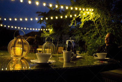夜晚,夏天,家庭花园,庭院,草坪,照明设备,灯笼,咖啡壶,餐桌,座位