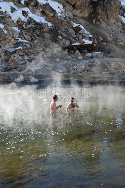 温泉,湿透,垂直画幅,水,雪,人,户外,加利福尼亚,男性友谊,仅男人