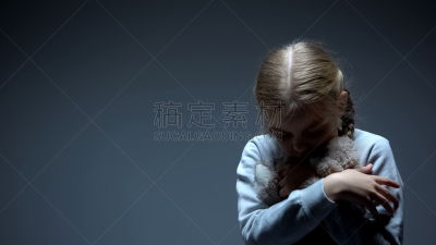 儿童,暗色,概念,寂寞,泰迪熊,背景聚焦,小的,仅儿童,孤儿,证人