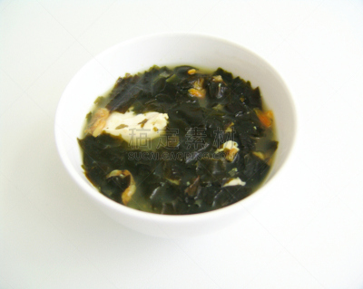 味噌汤,海草,甲壳动物,鱼汤肉汤,裙带菜,凝乳酪,韭,豆腐,煮食,葱
