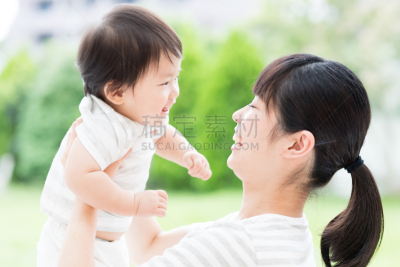 母亲,婴儿,生活方式,图像,注视镜头,假装飞起来,公园,水平画幅,单身母亲,独生子女家庭