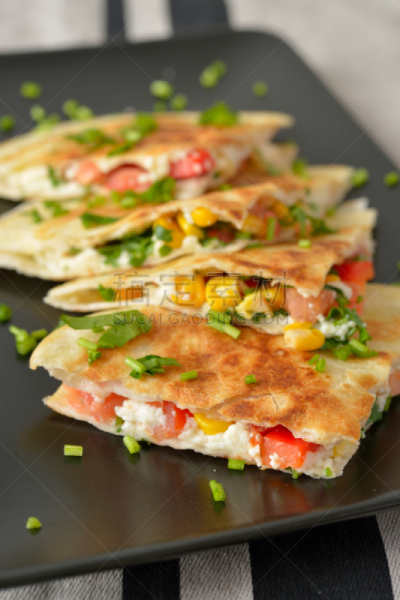 油炸玉米饼,素食,盘子,黑色背景,桌子,南方食品,玉米饼餐,玉米粉圆饼,餐具,垂直画幅