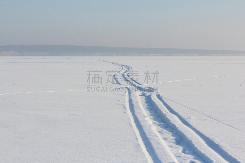 雪,平视角,从在雪地汽车上的角度拍摄,轮胎印,滑雪痕,天空,留白,水平画幅,无人,户外