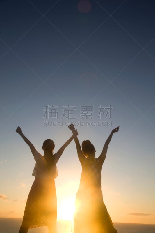 天空,女人,两个人,手臂,水平线,垂直画幅,度假胜地,手牵手,夏天,阴影