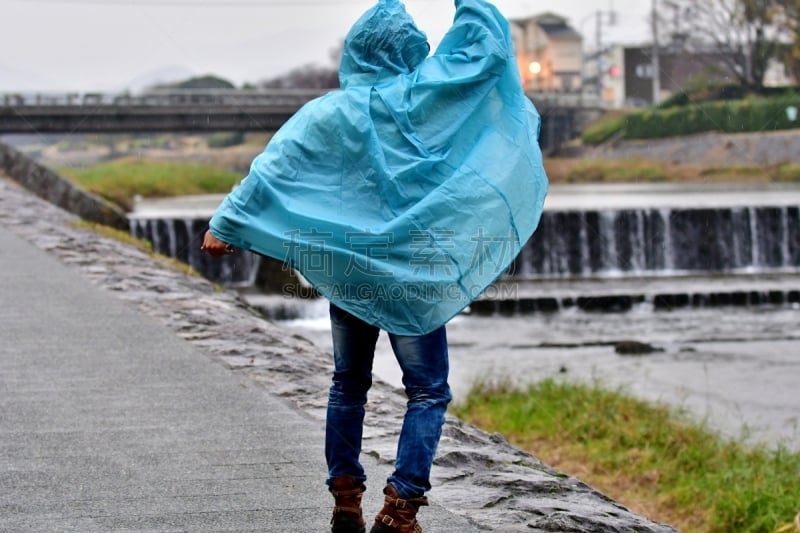 京都府,日本人,雨,鸭川,男人,舞蹈,青春期,水平画幅,户外,青年人