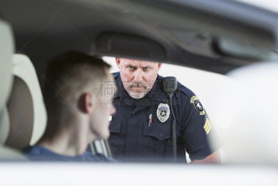 警官,交通,停止手势,警察靠边停车,酒后驾驶,从外向里看,交警官员,制服,男性,仅男人