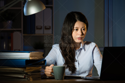 夜晚,咖啡,女商人,亚洲,核对时间,忙碌,仅成年人,疲劳的,青年人,过度劳累