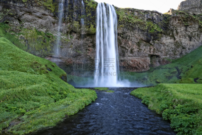 seljalandsfoss waterfall,水,透明,小溪,水晶,悬崖,水平画幅,绿色,枝繁叶茂,岩石