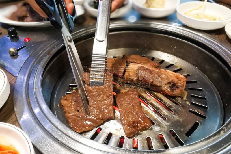 野餐烤牛肉,烤肉架,膳食,朝鲜半岛,舞台,韩式烧牛肉,韩国泡菜,烧烤猪肉,韩国食物,餐具