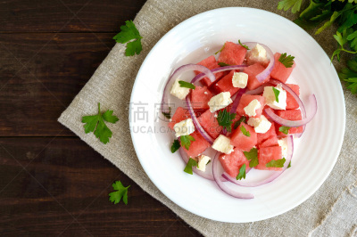 西瓜,清新,洋葱,蓝色,沙拉,菲塔乳酪,山羊乳酪,希腊食物,餐具,水平画幅