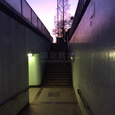 地铁,哈默史密斯学院,汉莫斯密思-富尔汉地区,地下通道,伦敦,无人,黄昏,城市,方形画幅,紫色