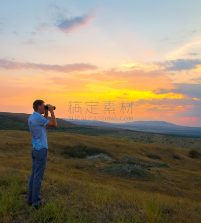 青年男人,双筒望远镜,自然,垂直画幅,草地,蓝色,卢克·扬,人,户外,草