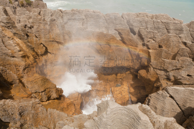 薄饼岩,呼吸孔,彩虹,波浪,岩石区,水平画幅,punakaiki,户外,海底,草