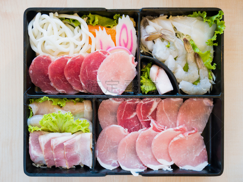 明虾,盘子,切片食物,猪肉,鱿鱼,面条,餐具,格子烤肉,留白,乌冬面
