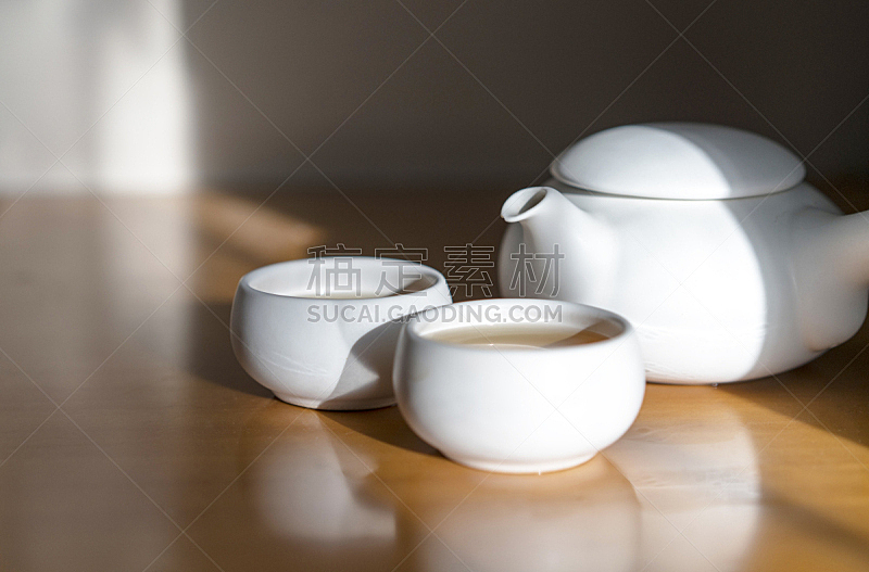 茶壶,陶瓷工艺品,杯,桌子,日光,茶馆,茶杯,禅宗,休闲活动,水平画幅