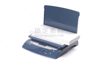 秤,信封,数字化显示,白色背景,水平画幅,无人,蓝色,邮局,信件秤,计算机制图