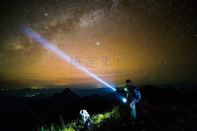 天空,夜晚,山,青年男人,手电筒,探照灯,天体物理学,星迹,空间探索,流星