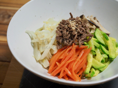 拌饭,韩国食物,牛肉,蔬菜,韩式烧牛肉,羚羊,韩语,蘑菇,胡萝卜,餐具
