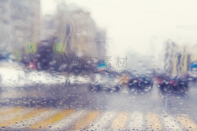 汽车,透过窗户往外看,十字路口,运动模糊,挡风玻璃,雨滴,人行横道,湿,沥青,交通