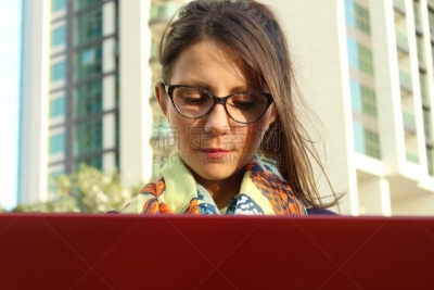户外,股票,女商人,图像,笔记本电脑,水平画幅,家庭生活,特写,仅成年人,眼镜