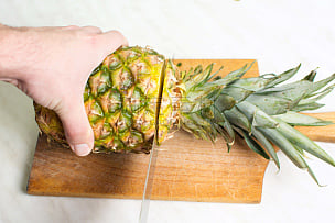 菠萝,厚木板,男人,splice,遮住脸,去皮的,水平画幅,餐刀,生食,特写