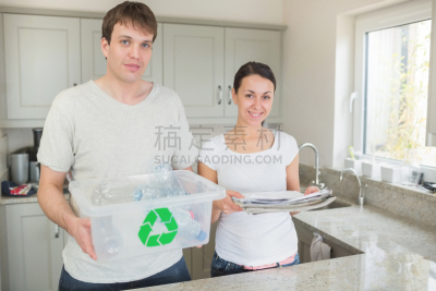 循环利用,异性恋,正面视角,女朋友,家庭生活,盒子,30岁到34岁,仅成年人,居住区,青年人