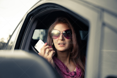 汽车,女人,里面,选择对焦,半身像,水平画幅,社会化网络,陆用车,户外,光