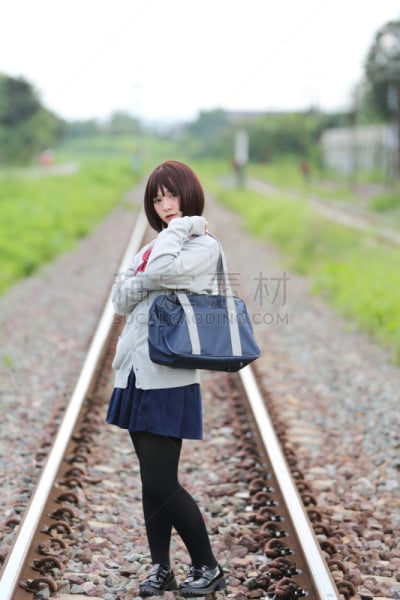 日本,女生,公园,注视镜头,垂直画幅,天空,夏天,制服,户外,草