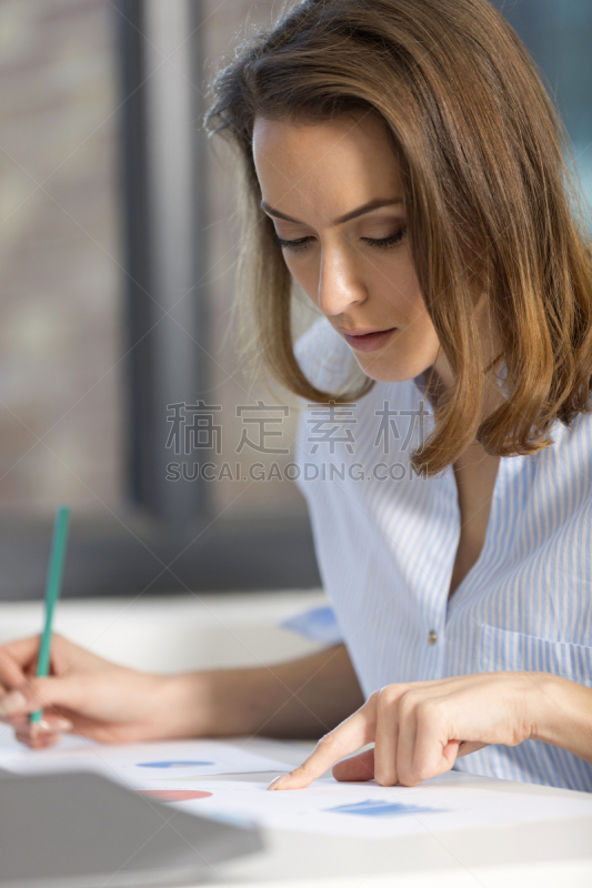办公室,青年女人,方格纸,垂直画幅,美,美人,忙碌,情绪压力,现代,知识